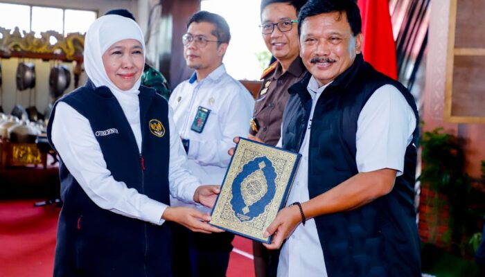 Gubernur Khofifah Bagikan Mushaf Madinah Hadiah Raja Salman kepada Masyarakat Jawa Timur di Bulan Ramadan