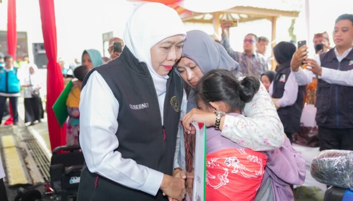 Gubernur Khofifah Indar Parawansa Salurkan Bansos dan Tali Asih Rp5,26 Miliar untuk Masyarakat Banyuwangi