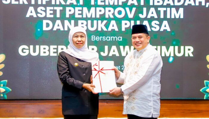 Gubernur Khofifah Serahkan 444 Sertipikat Hak Pakai untuk Pemprov dan Tempat Ibadah, Perkuat Tata Kelola Aset Daerah