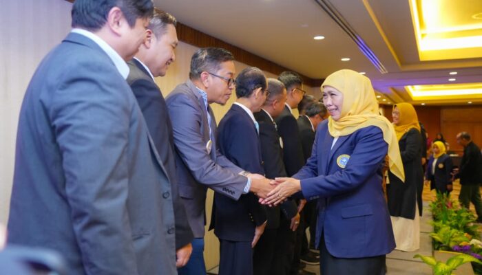 Khofifah Indar Parawansa Lantik PW IKA Unair DKI Jakarta 2025–2030, Tekankan Penguatan Jejaring dan Kolaborasi