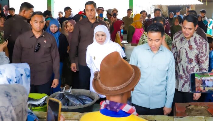 Gubernur Khofifah Indar Parawansa Dampingi Wapres Gibran Tinjau Pasar Gelondong Gede Tuban