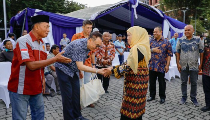 Gubernur Khofifah Serahkan Truk Normalisasi Dimensi, Dorong Zero ODOL 2027 di Jawa Timur