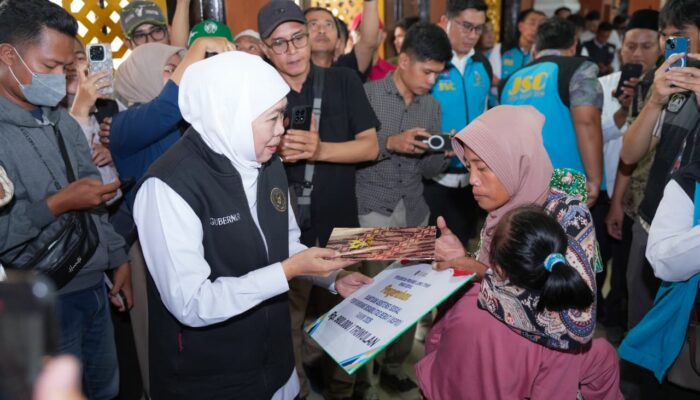 Gubernur Khofifah Indar Parawansa Salurkan Bansos dan Tali Asih Rp13,76 Miliar untuk Masyarakat Pamekasan