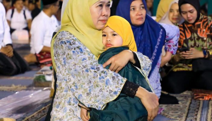 Gubernur Khofifah dan Wagub Emil Laksanakan Qiyamul Lail Bersama 35 Ribu Jemaah di Masjid Al Akbar Surabaya