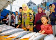 Gubernur Khofifah Ajak Cucu Kunjungi Pasar Bandeng Gresik, Kenalkan Tradisi Sejak Dini