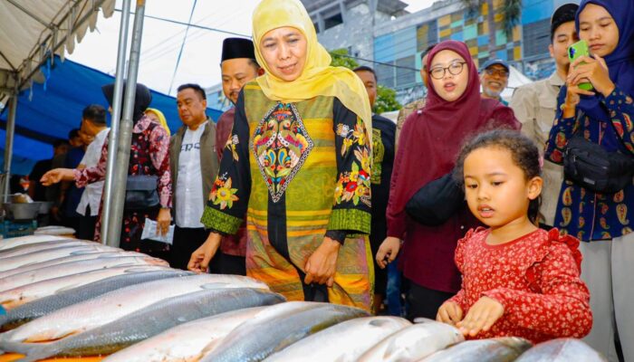 Gubernur Khofifah Ajak Cucu Kunjungi Pasar Bandeng Gresik, Kenalkan Tradisi Sejak Dini