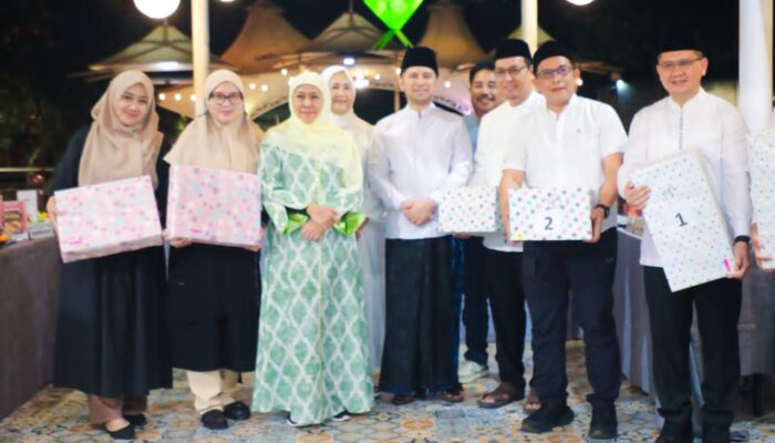 Gubernur Khofifah dan Wagub Emil Gelar Qiyamul Lail di Grahadi, Semarakkan Sahur dengan Lomba Olahan Bandeng