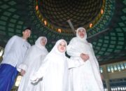 Gubernur Khofifah Salat Idul Fitri Bersama 50 Ribu Jemaah di Masjid Al-Akbar, Ajak Wujudkan Perdamaian Dunia