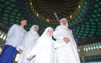 Gubernur Khofifah Salat Idul Fitri Bersama 50 Ribu Jemaah di Masjid Al-Akbar, Ajak Wujudkan Perdamaian Dunia