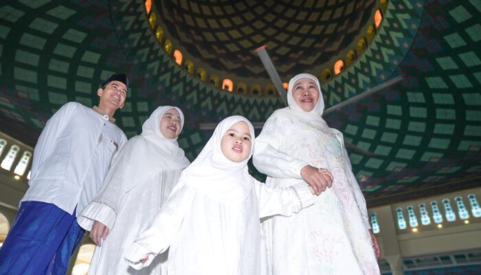 Gubernur Khofifah Salat Idul Fitri Bersama 50 Ribu Jemaah di Masjid Al-Akbar, Ajak Wujudkan Perdamaian Dunia