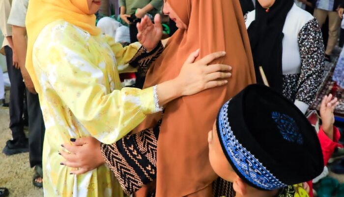 Gubernur Khofifah Hadirkan Kehangatan Riyayan di Jemursari, Ribuan Warga Nikmati Kuliner UMKM Tanpa Sekat