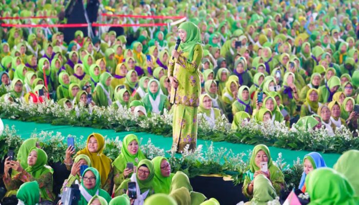 Khofifah Serukan Peran Ibu sebagai Pilar Bangsa di Tengah Gejolak Global pada HUT ke-80 Muslimat NU