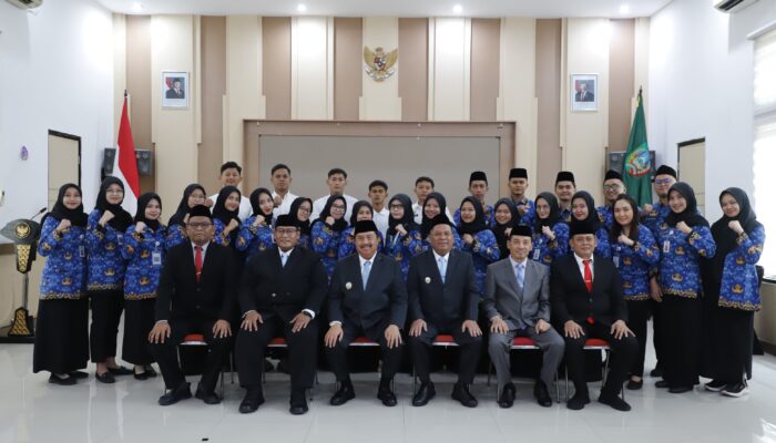 Bupati Warsubi Serahkan SK CPNS dan Ambil Sumpah 23 PNS Pemkab Jombang