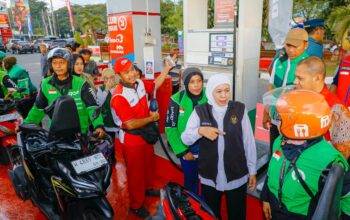 Gubernur Khofifah Ajak Ojol Tetap Semangat, Salurkan BBM Gratis dan Pastikan Ketersediaan Energi Aman