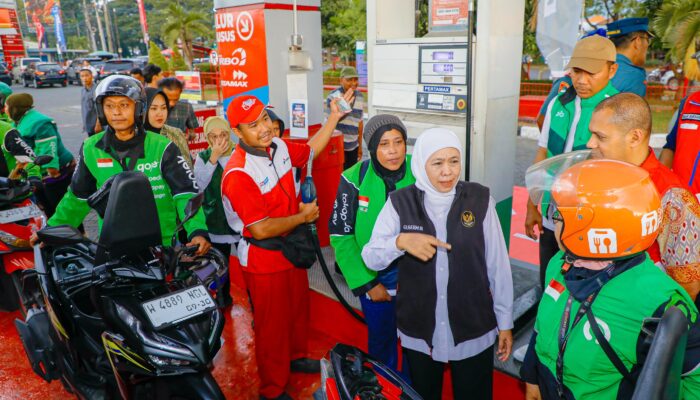Gubernur Khofifah Ajak Ojol Tetap Semangat, Salurkan BBM Gratis dan Pastikan Ketersediaan Energi Aman