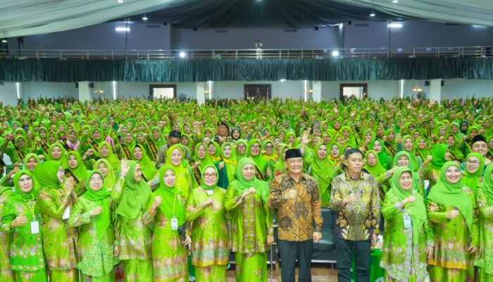 HUT ke-80 Muslimat NU, Khofifah Kukuhkan 400 Paralegal dan Tekankan Peran Perempuan dalam Diplomasi Perdamaian Global