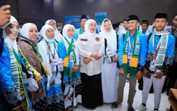 Gubernur Khofifah Tegaskan Jemaah Haji Adalah Tamu Allah Saat Lepas Kloter Pertama, Minta Jaga Kesehatan dan Ketertiban