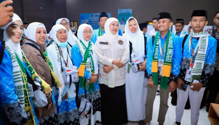 Gubernur Khofifah Tegaskan Jemaah Haji Adalah Tamu Allah Saat Lepas Kloter Pertama, Minta Jaga Kesehatan dan Ketertiban