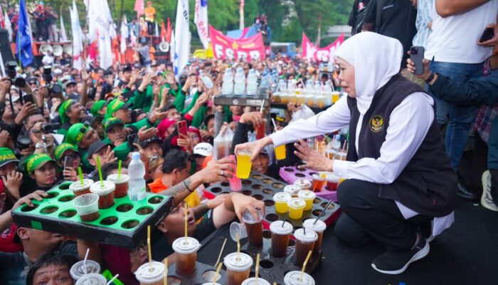 Gubernur Khofifah Dorong Akses Pendidikan dan Transportasi bagi Buruh di Peringatan May Day 2026