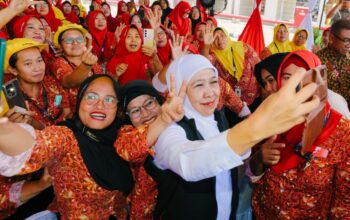 Gubernur Khofifah Tegaskan Komitmen Perlindungan Sosial melalui Penyaluran BLT DBHCHT untuk Buruh Rokok di Surabaya