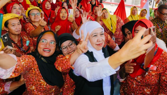 Gubernur Khofifah Tegaskan Komitmen Perlindungan Sosial melalui Penyaluran BLT DBHCHT untuk Buruh Rokok di Surabaya