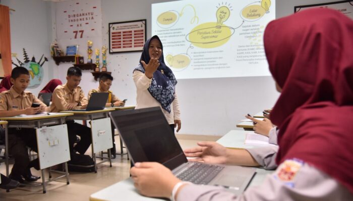 Pemerintah Pastikan Guru Non-ASN Tetap Mengajar dan Mendapat Hak Kesejahteraan di Daerah