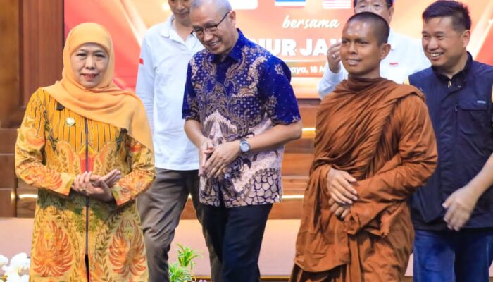 Gubernur Khofifah Sambut Perjalanan Spiritual Bhikkhu sebagai Penguat Nilai Kemanusiaan dan Persaudaraan
