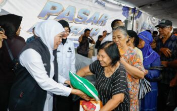 Hujan Tak Surutkan Antusiasme Warga, Pasar Murah Gubernur Khofifah di Kediri Disambut Penuh Semangat Masyarakat