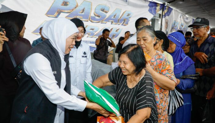 Hujan Tak Surutkan Antusiasme Warga, Pasar Murah Gubernur Khofifah di Kediri Disambut Penuh Semangat Masyarakat