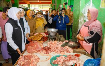 Gubernur Khofifah Pantau Harga Cabai hingga Daging Sapi di Pasar Banjarejo, Pastikan Kebutuhan Masyarakat Tetap Terpenuhi