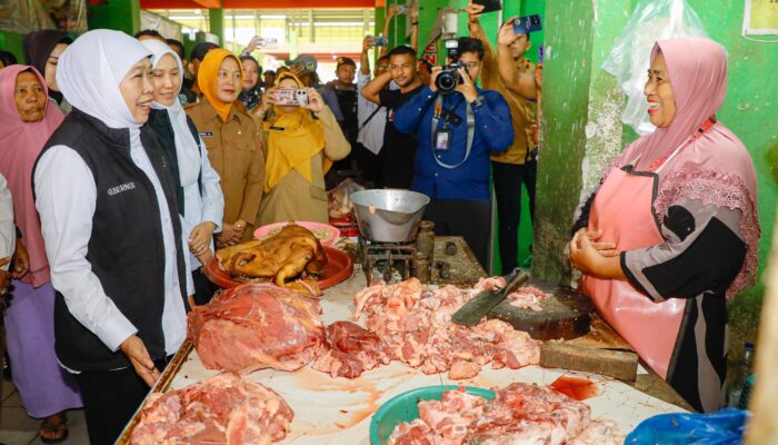 Gubernur Khofifah Pantau Harga Cabai hingga Daging Sapi di Pasar Banjarejo, Pastikan Kebutuhan Masyarakat Tetap Terpenuhi