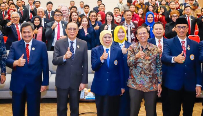 Khofifah Ajak Alumni FH UNAIR Buka Akses dan Peluang bagi Generasi Penerus