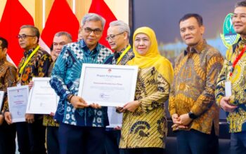 Gubernur Khofifah Terima Penghargaan KPK RI atas Keberhasilan Implementasi E-Learning ASN Berintegritas di Jawa Timur