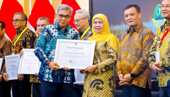 Gubernur Khofifah Terima Penghargaan KPK RI atas Keberhasilan Implementasi E-Learning ASN Berintegritas di Jawa Timur