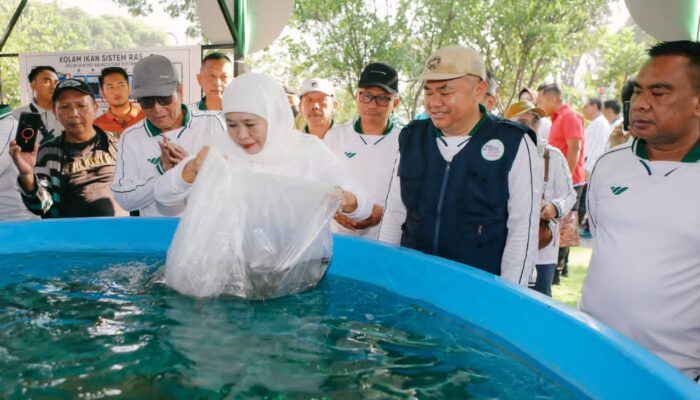 Panen Melon Berteknologi IoT di Masjid Al Akbar, Gubernur Khofifah Tegaskan Inovasi Pangan Tidak Harus Bergantung pada Lahan Luas