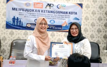 Departemen Administrasi Publik dan S2 Kebijakan Publik FISIP UNAIR Edukasi Warga Simomulyo Baru Hadapi Ancaman Banjir, Kebakaran, dan Bencana Sosial