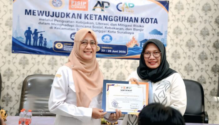 Departemen Administrasi Publik dan S2 Kebijakan Publik FISIP UNAIR Edukasi Warga Simomulyo Baru Hadapi Ancaman Banjir, Kebakaran, dan Bencana Sosial