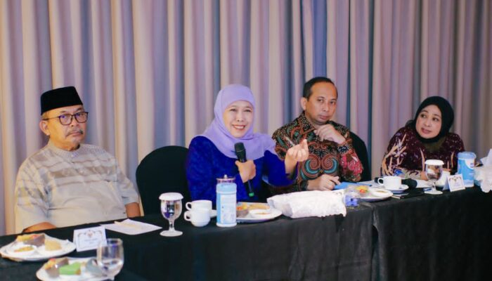 Gubernur Khofifah Ajak Alumni UNAIR Jadikan Prestasi Almamater sebagai Energi Membangun Kolaborasi dan Kontribusi Nyata bagi Indonesia