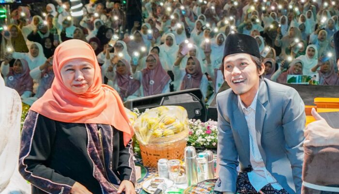 Gubernur Khofifah Bersama Gus Iqdam Ajak Masyarakat Perkuat Ikhtiar Spiritual melalui Sholawat demi Keberkahan Jawa Timur