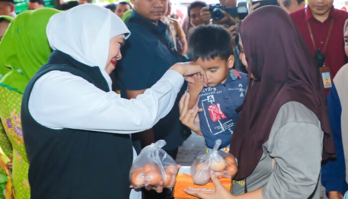 Intervensi Harga Pangan Terus Diperkuat, Gubernur Khofifah Gelar Pasar Murah dan Salurkan Bantuan Beras