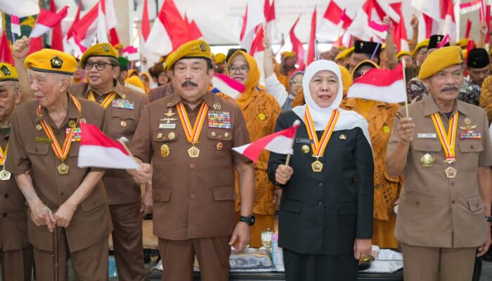 Gubernur Khofifah Terima Bintang LVRI, Ajak Generasi Muda Jadikan Veteran sebagai Teladan Pengabdian