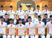 Gubernur Khofifah Apresiasi 76 Paskibraka Jatim, Dorong Semangat Cinta Tanah Air Terus Hidup Lewat Karya dan Pengabdian