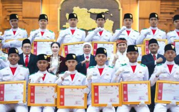 Gubernur Khofifah Apresiasi 76 Paskibraka Jatim, Dorong Semangat Cinta Tanah Air Terus Hidup Lewat Karya dan Pengabdian