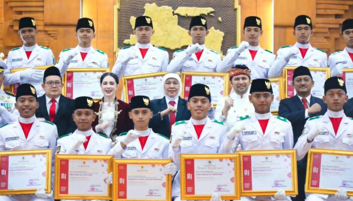 Gubernur Khofifah Apresiasi 76 Paskibraka Jatim, Dorong Semangat Cinta Tanah Air Terus Hidup Lewat Karya dan Pengabdian