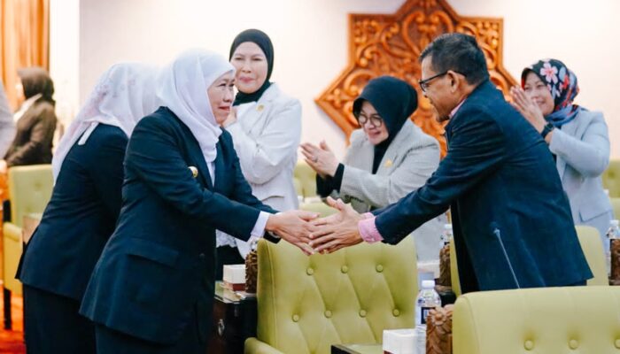 Gubernur Khofifah Sampaikan Dua Raperda Strategis, Perkuat Generasi Muda Sekaligus Jaga Kesehatan Fiskal Jatim