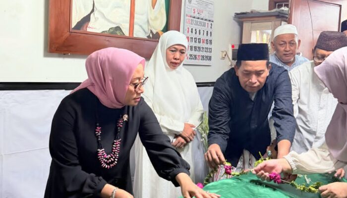 Gubernur Khofifah dan Menteri PPPA Lepas Jenazah Hj. Fentin Istifa’iyah Menuju Peristirahatan Terakhir