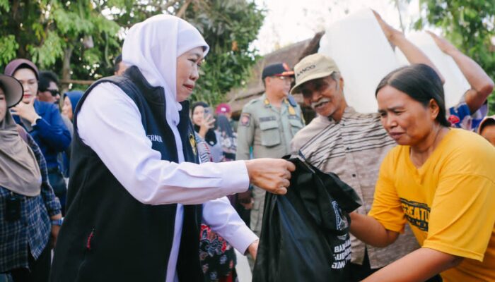 Gubernur Khofifah Salurkan 120 Rit Air Bersih untuk 38.270 KK Terdampak Kekeringan di Blitar