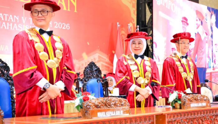 Gubernur Khofifah Kukuhkan 200 Mahasiswa Baru dan Wisuda 305 Lulusan AMN Surabaya, Perkuat Persatuan Generasi Menuju Indonesia Emas 2045