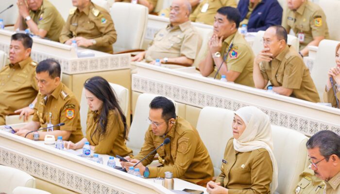 Gubernur Khofifah Bersama Mendagri dan Gubernur se-Indonesia Bahas Sinkronisasi LP2B dan Industrialisasi Jawa Timur di Komisi II DPR RI