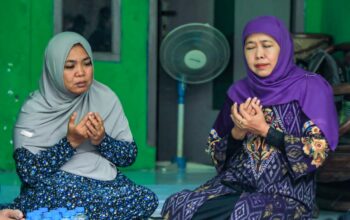 Gubernur Khofifah Takziah ke Keluarga Korban KM Virgo Transport 8, Pastikan Pendidikan Cucu Almarhum Tetap Berlanjut